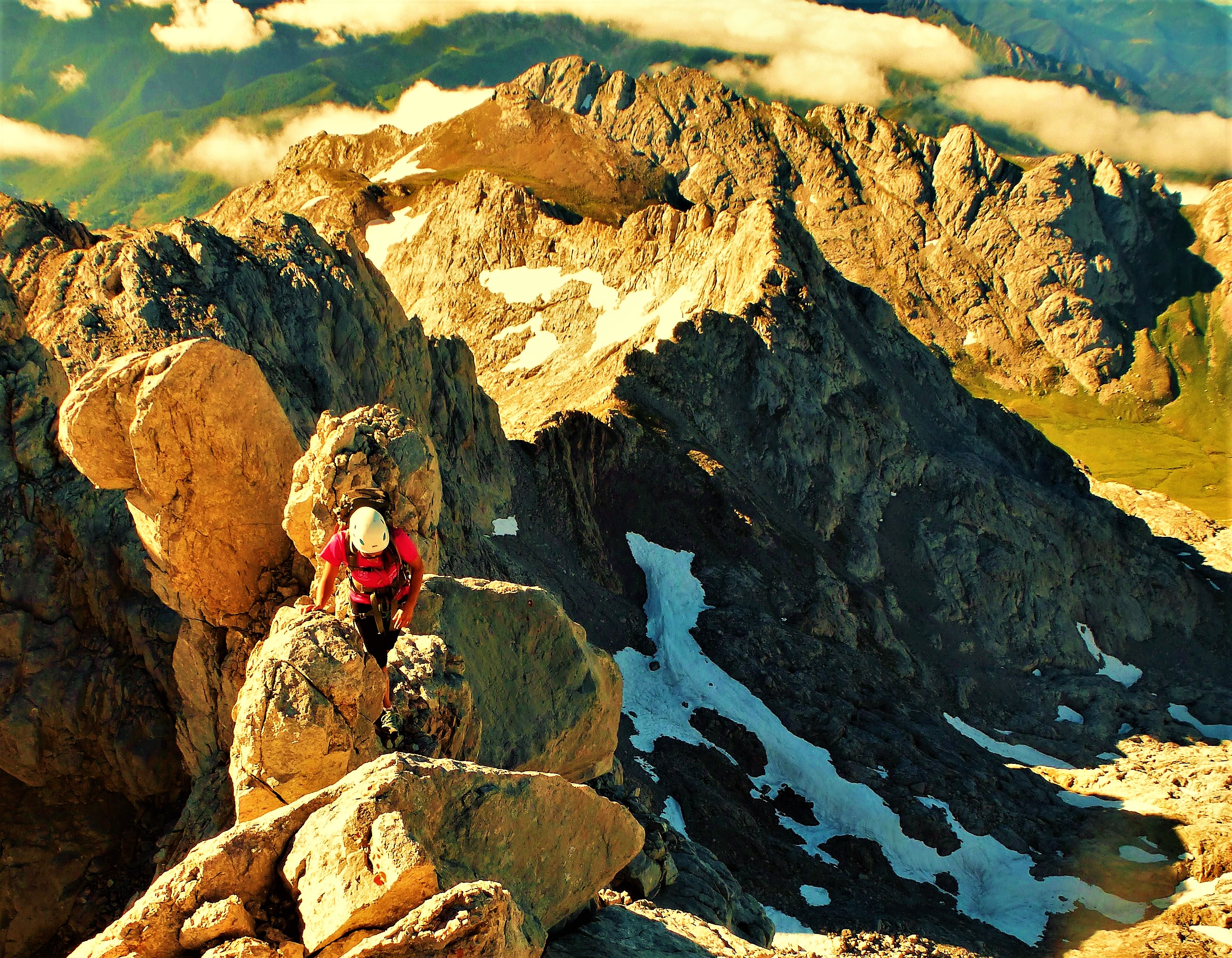 Escalada de aristas y crestas en el Pirineos y Picos de Europa con guía de montaña. Summa Mountain Guides