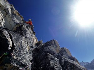 APERTURA DE BIHÂNA AL LANDUNG, 6357M. HIMALAYA. NEPAL. SUMMA MOUNTAIN GUIDES. PABLO RUIZ, JESUS IBARZ Y EDUARDO RECIO