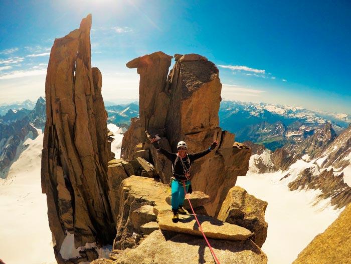 Alpes. Escalada de aristas en el macizo del Mont Blanc (Chamonix) en verano con guía de montaña. Summa Mountain Guides