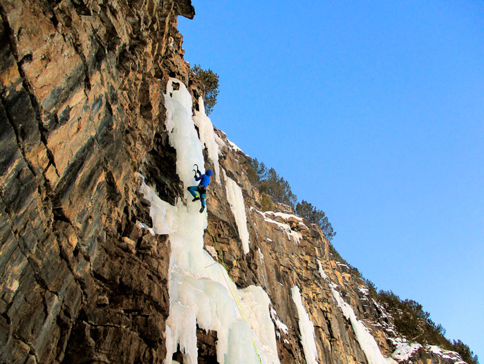 CASCADAS-HIELO-PIRINEOS-CORDILLERA-CANTABRICA-principal Escalada de cascadas de hielo en Pirineos y Cordillera Cantábrica con guía de montaña. Summa Mountain Guides