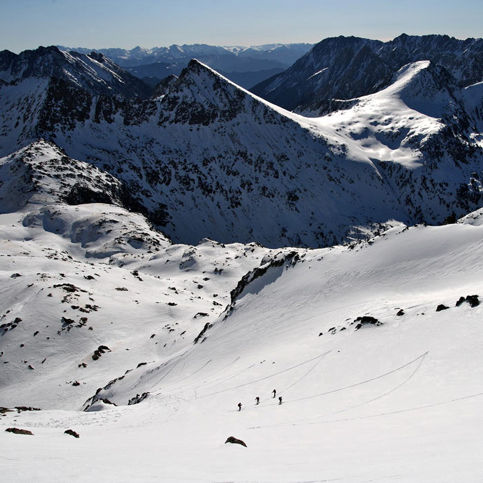 Alta ruta Carros de Foc en esquís de travesía con guía de montaña. Summa Mountain Guides