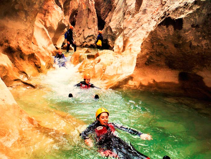 Barranquismo en Sierra de Guara y Pirineos con guía de barrancos. Summa Mountain Guides