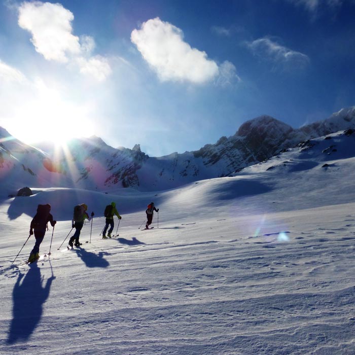 Ascensión al Garmo Negro en esquís de travesía con guía de montaña. Summa Mountain Guides