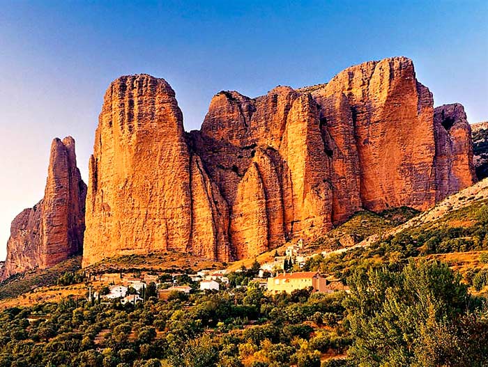 LOS-MALLOS-RIGLOS-OLVENA-HUESCA-PRINCIPAL Escalada de vías de varios largos en Los Mallos de Riglos y Olvena con guía de escalada. Summa Mountain Guides