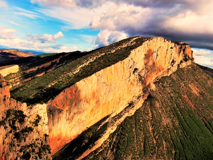 Montrebei-principal Escalada de vías de varios largos en Montrebei y Sierra del Montsec con guía de escalada. Summa Mountain Guides