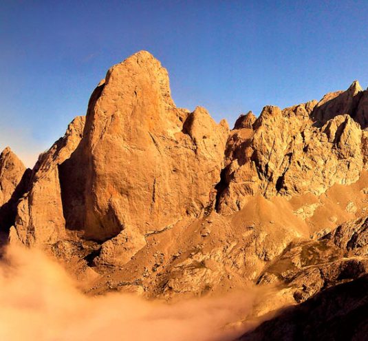 Escalada del Naranjo de Bulnes. Vías de varios largos con guía de escalada. Summa Mountain Guides