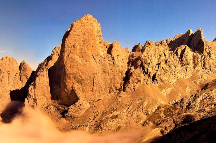 NARANJO-BULNES-ASTURIAS-principal Escalada del Naranjo de Bulnes. Vías de varios largos con guía de escalada. Summa Mountain Guides