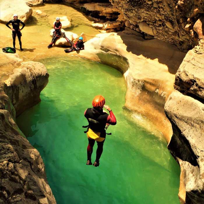 Barranquismo en Sierra de Guara y Pirineos. Barrancos iniciación y perfeccionamiento con guía de barrancos. Summa Mountain Guides