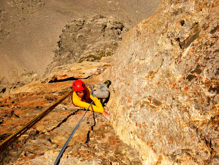 Escalada de vías de varios largos en Picos de Europa con guía de escalada. Naranjo de Bulnes. Summa Mountain Guides