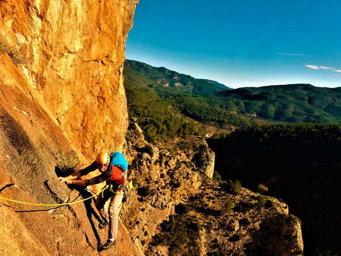 Escalada de vías de varios largos en Valencia y Levante con guía de escalada. Summa Mountain Guides