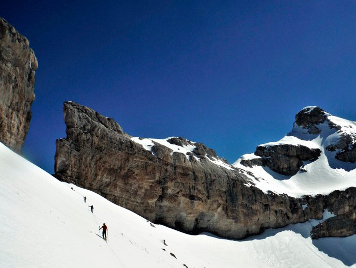 Esquí de travesía con guía de montaña en los Pirineos y Picos de Europa. Summa Mountain Guides