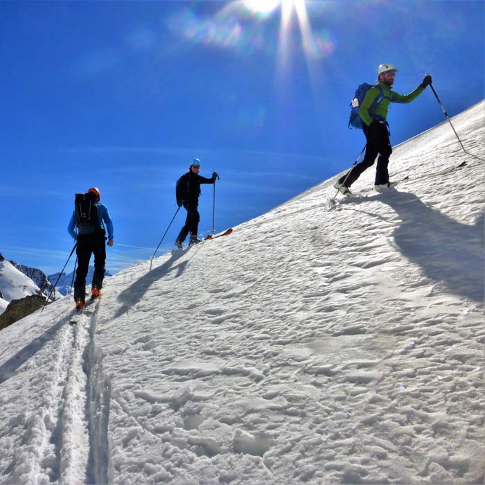 Ascensión al Maladeta en esquís de travesía con guía de montaña. Summa Mountain Guides