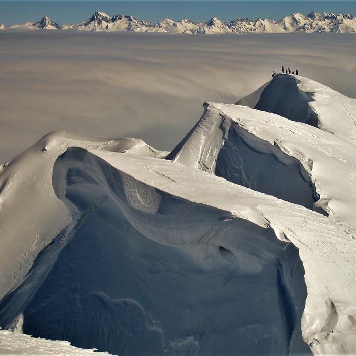 Ascensión de cumbres del Pirineo en esquís de travesía con guía de montaña. Summa Mountain Guides