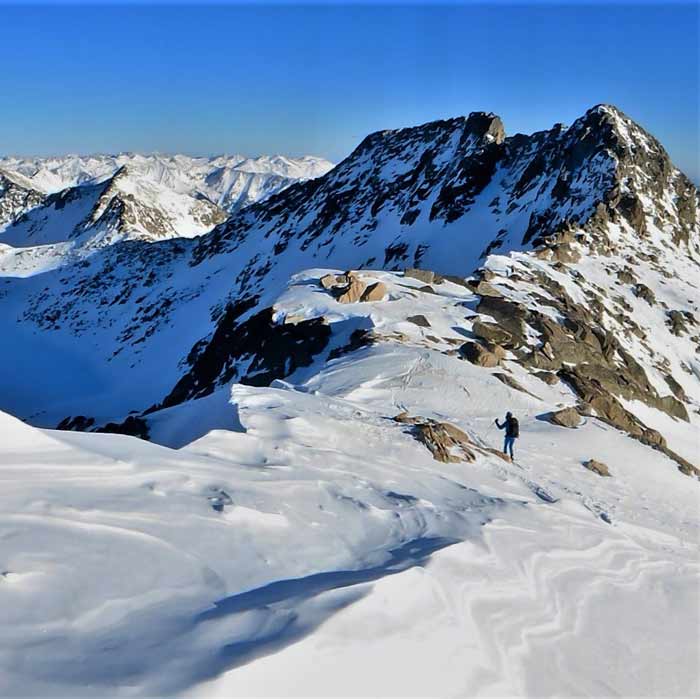 Ascensión al pico Tempestades en esquís de travesía con guía de montaña. Summa Mountain Guides