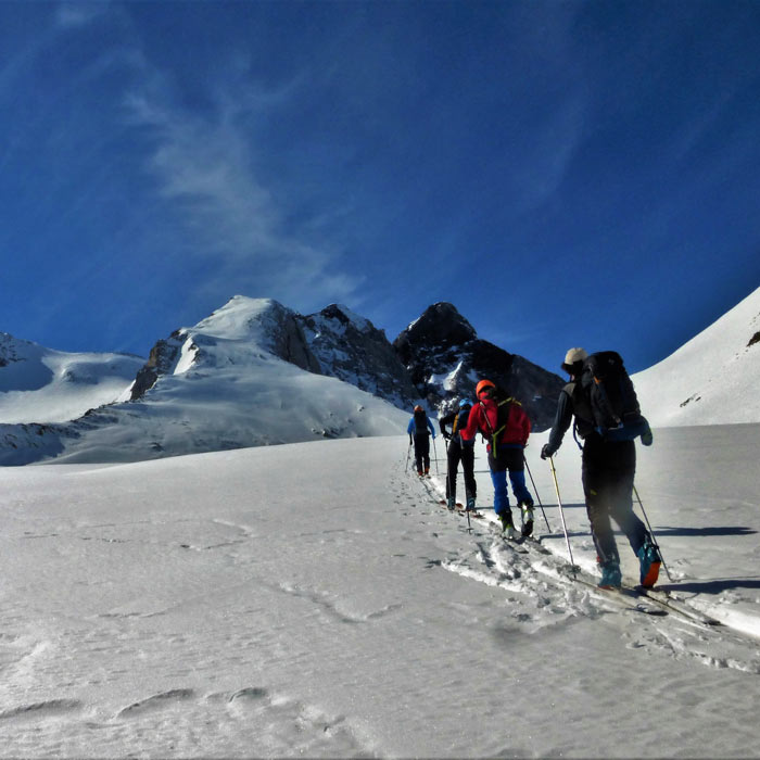 Ascensión al Vignemale en esquís de travesía con guía de montaña. Summa Mountain Guides
