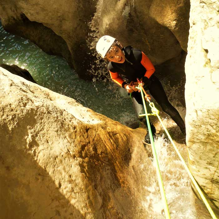 Barranquismo en Sierra de Guara y Pirineos. Barranco Formiga con guía de barrancos. Summa Mountain Guides