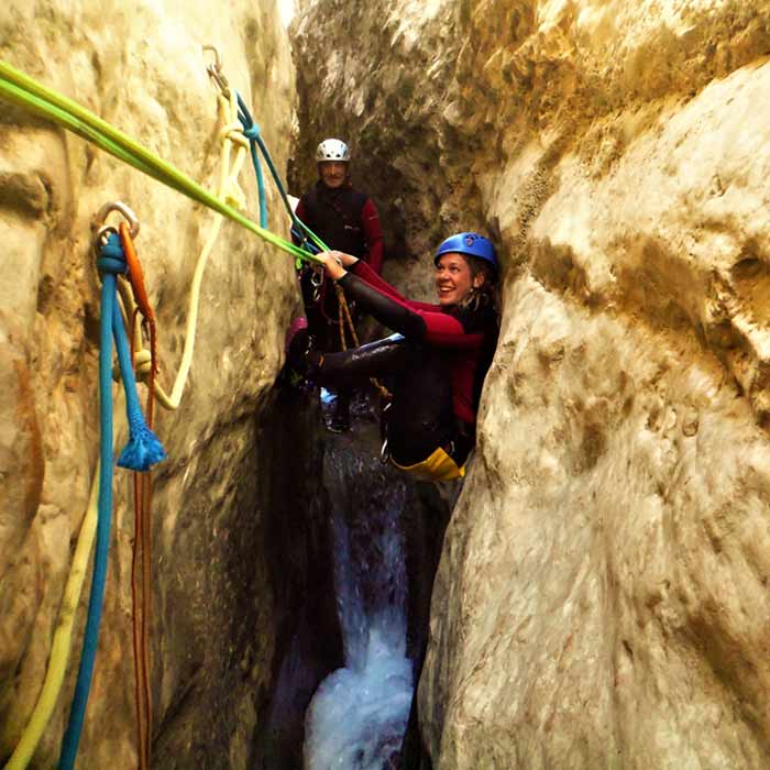 Barranquismo en Sierra de Guara y Pirineos. Barranco Gorgonchón y formiga con guía de barrancos. Summa Mountain Guides