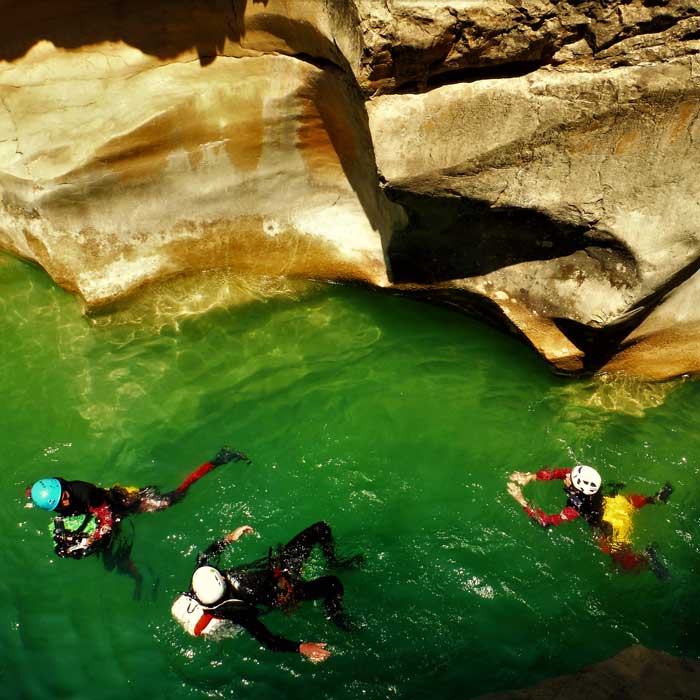 Barranquismo en Sierra de Guara y Pirineos. Barranco Oscuros del Balcés con guía de barrancos. Summa Mountain Guides