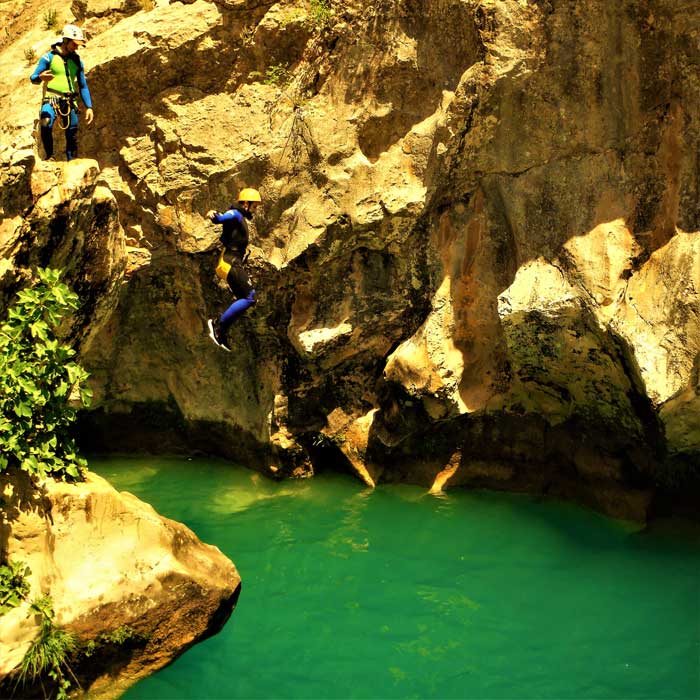 Barranquismo en Sierra de Guara y Pirineos. Barranco Peonera con guía de barrancos. Summa Mountain Guides