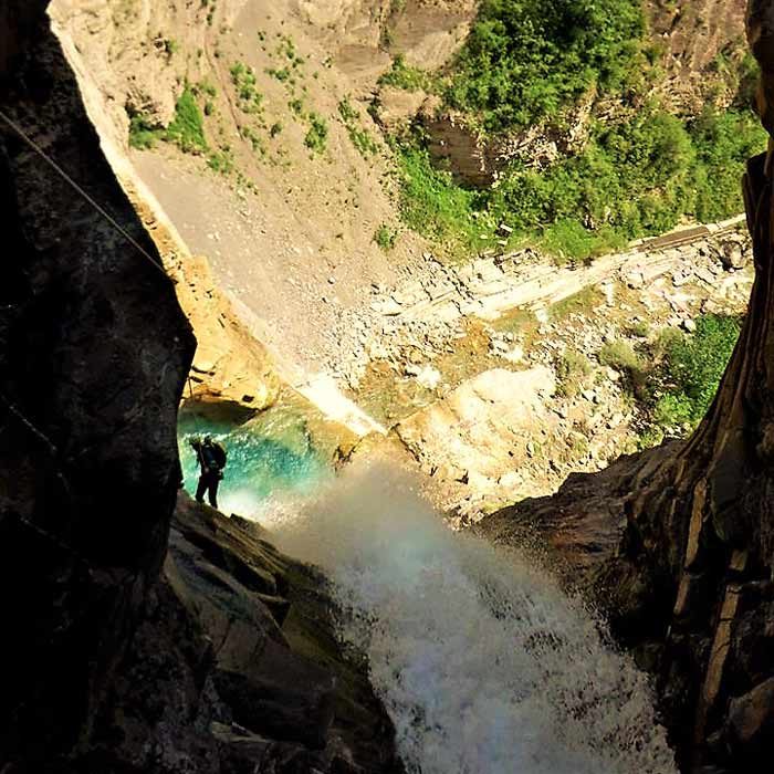 Barranquismo en Sierra de Guara y Pirineos. Barranco del Sorrosal con guía de barrancos. Summa Mountain Guides