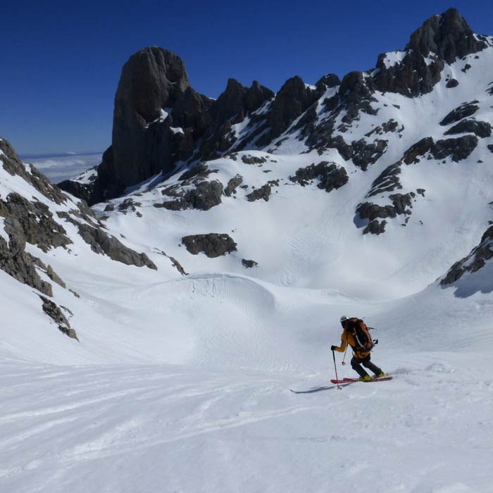 Circular al macizo Central de Picos de Europa en esquís de travesía con guía de montaña. Summa Mountain Guides