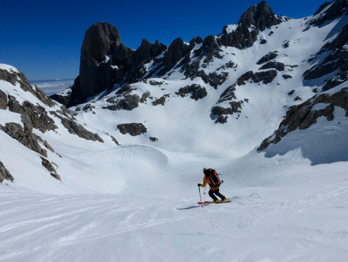 Circular al macizo Central de Picos de Europa en esquís de travesía con guía de montaña. Summa Mountain Guides