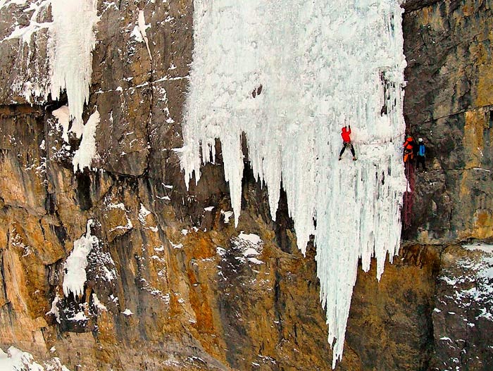 foto-principal-caras-norte-principal Escalada de caras norte invernales en Pirineos, Gavarnie, Picos de Europa, etc, con guía de montaña. Summa Mountain Guides