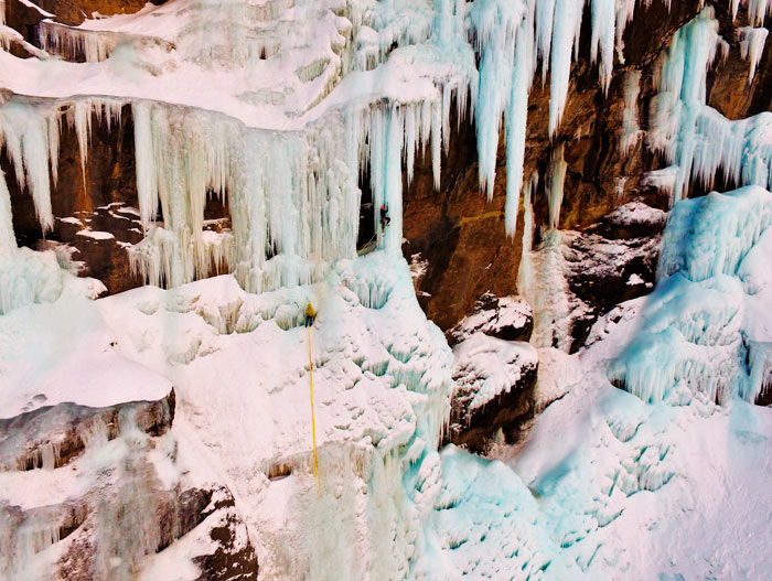 foto-principal-cascadas-hielo-dry-tooling-principal Escalada en hielo en Gavarnie y Troumouse, Pirineos, Picos de Europa, etc, con guía de montaña. Summa Mountain Guides