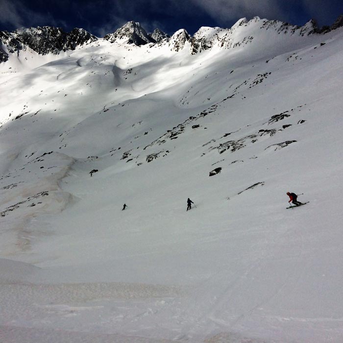 Ascensión al Frondiellas en esquís de travesía con guía de montaña. Summa Mountain Guides