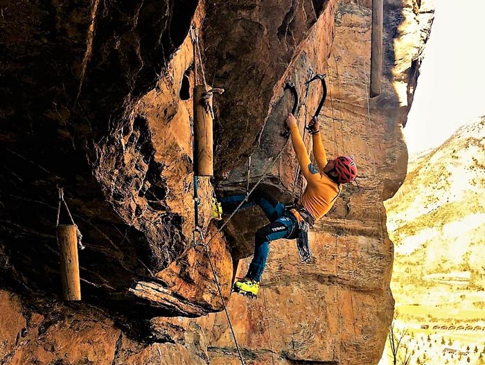 jornadas-dry-tooling-principal Escalada en dry tooling en Pirineos y Cordillera Cantábrica con guía de montaña. Summa Mountain Guides