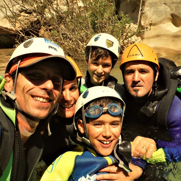 Barranquismo en Sierra de Guara y Pirineos en familia con guía de barrancos. Summa Mountain Guides