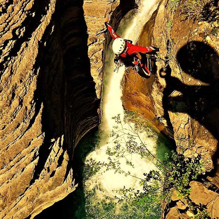 Barranquismo en Sierra de Guara y Pirineos con guía de barrancos. Summa Mountain Guides