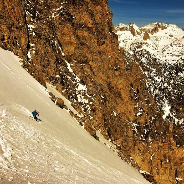 Ascensión al pico Mulleres en esquís de travesía con guía de montaña. Summa Mountain Guides