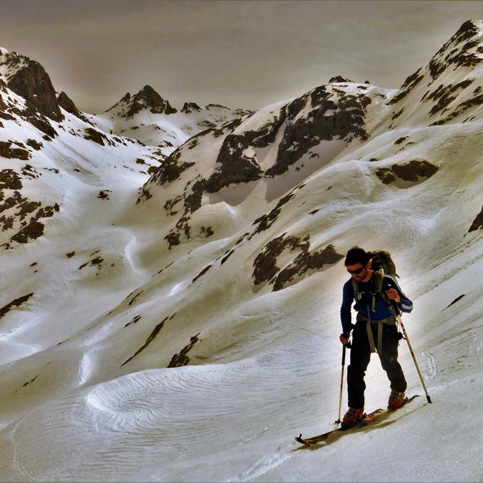 Ascensión de cumbres de Picos de Europa en esquís de travesía con guía de montaña. Summa Mountain Guides