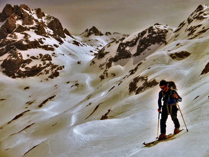 picos-de-europa-y-cordillera-cantabrica-esqui-principal Ascensión de cumbres de Picos de Europa en esquís de travesía con guía de montaña. Summa Mountain Guides