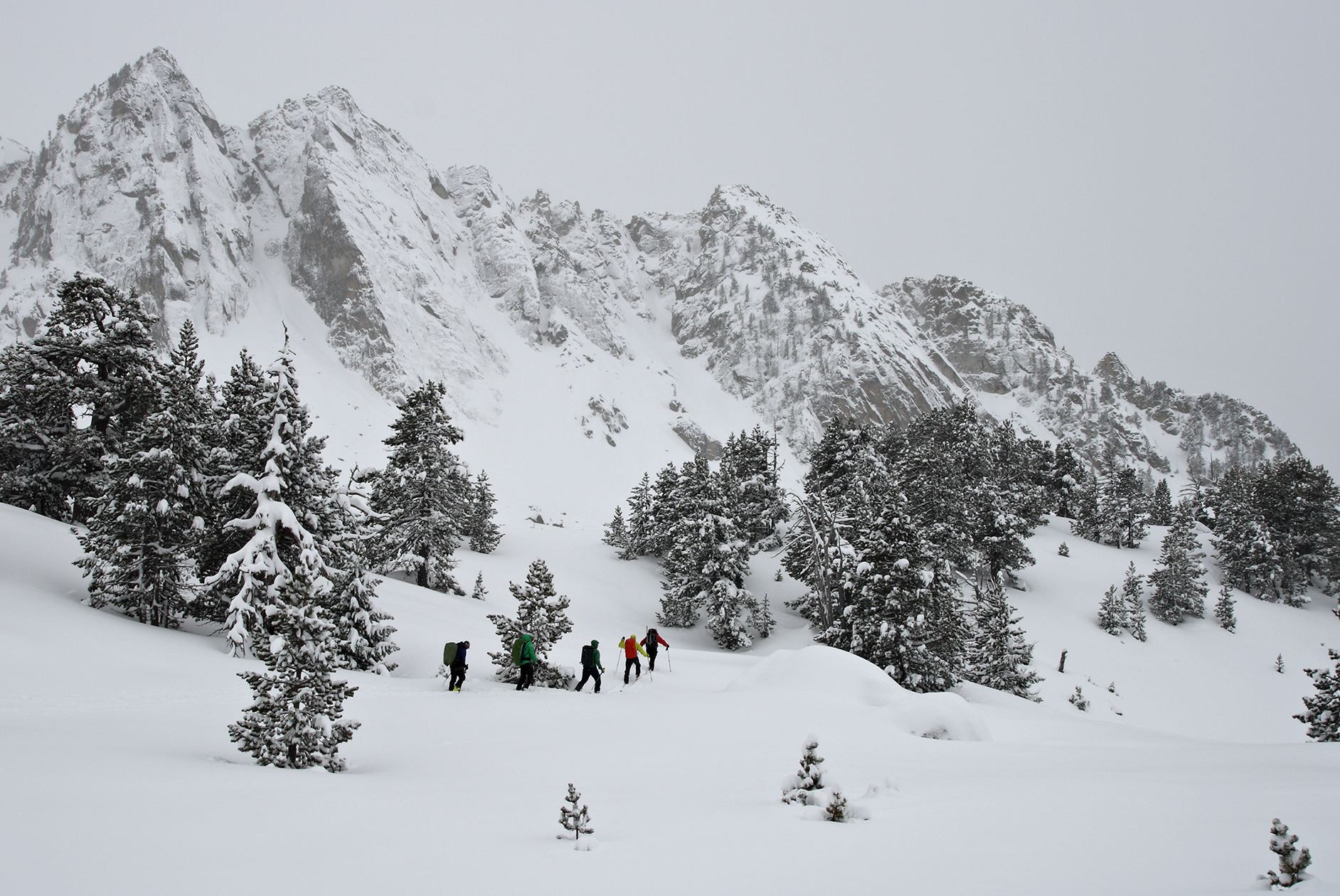 travesia-de-varios-dias-esqui-foto-principal Travesías de varios días en esquís de travesía con guía de montaña. Summa Mountain Guides