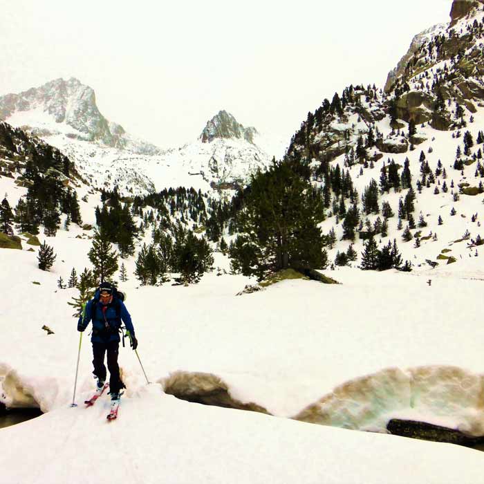 Ascensión a la Tuca Literola en esquís de travesía con guía de montaña. Summa Mountain Guides
