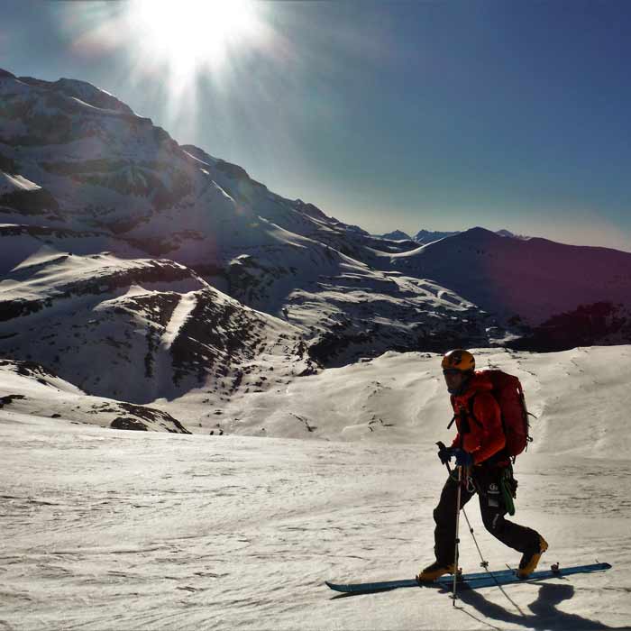 Ascensión al Vallibierna y Culebras en esquís de travesía con guía de montaña. Summa Mountain Guides