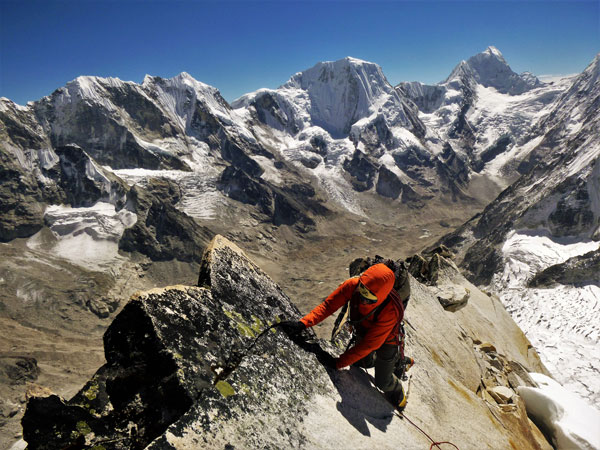 APERTURA DE BIHÂNA AL LANDUNG, 6357M. HIMALAYA. NEPAL. SUMMA MOUNTAIN GUIDES. PABLO RUIZ, JESUS IBARZ Y EDUARDO RECIO