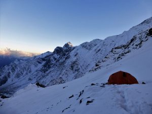 APERTURA DE «MUKTI». SHARUMGA TOWER, 5200M. HIMALAYA. INDIA. POR PABLO RUIZ Y ALBERTO URTASUN. SUMMA MOUNTAIN GUIDES.