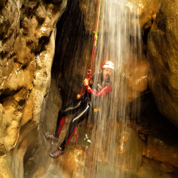 nivel-4-para-los-más-aventureros-cuadrada Barrancos nivel 4 en Sierra de Guara con guía de barrancos. Summa Mountain Guides